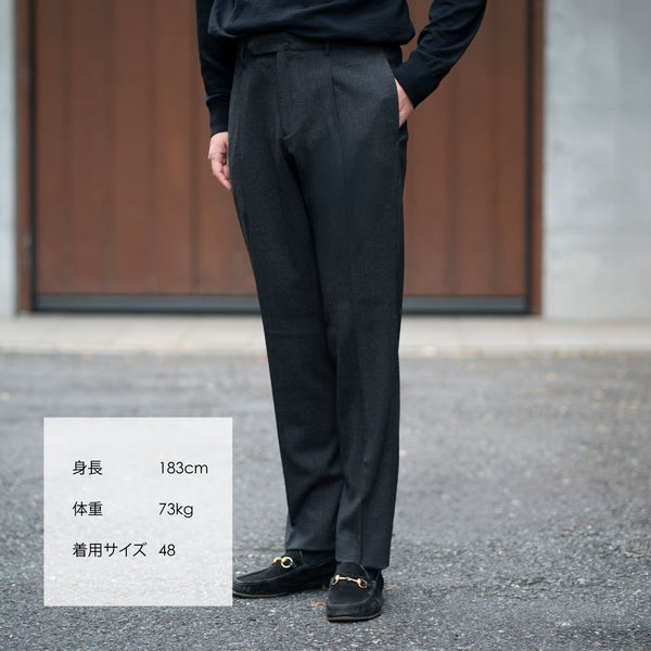 ARECHI ウールストレッチ 1プリーツテーパードパンツ チャコールグレー