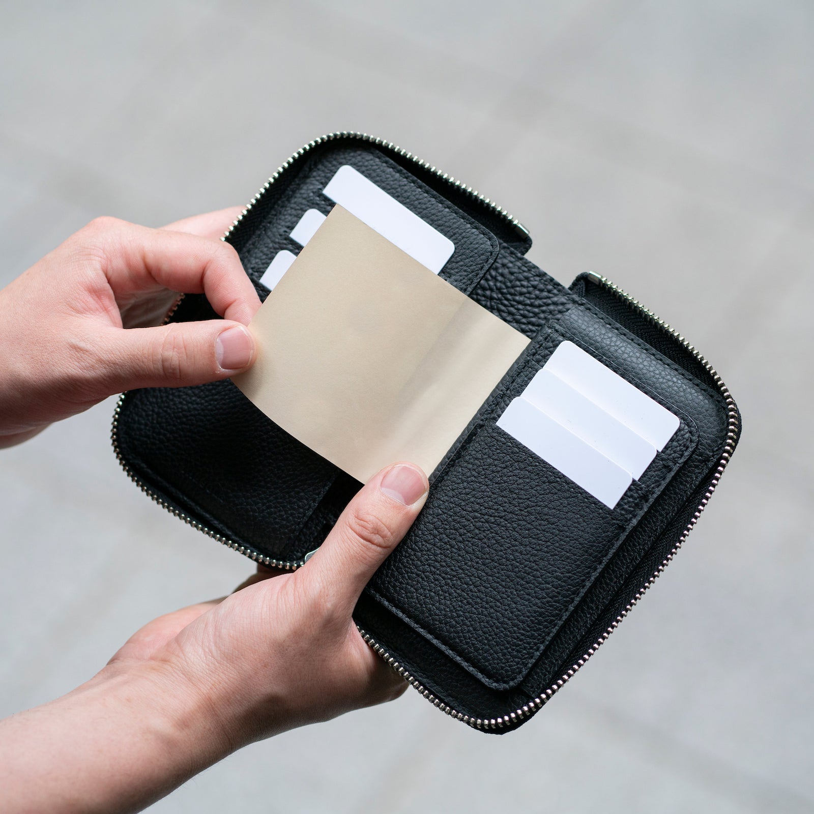 THE SOLE（ザソール）トリヨン・モーリス ミッドジップウォレット